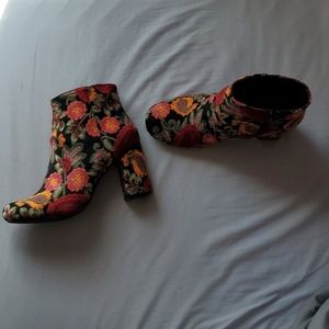 MIA EMBROIDERED BOOT SIZE 8